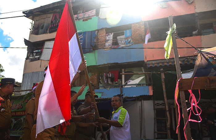 Pemerintah Kota Palembang secara simbolis membagikan 10 ribu bendera merah putih kepada warga di Simpang Lima DPRD Sumsel Palembang, Senin (15/8/2022).