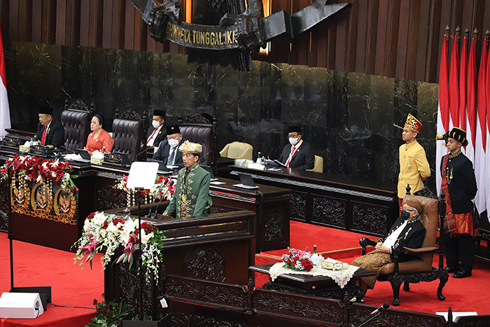 Presiden Joko Widodo mengepalkan tangan saat menyampaikan pidato kenegaraan pada Sidang Tahunan MPR dan Sidang Bersama DPR - DPD Tahun 2022.