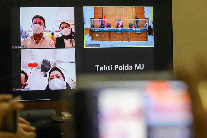 Suami Nirina Zubir, Ernest Fardiyan Syarif saat menghadiri sidang putusan kasus kasus mafia tanah di Pengadilan Negeri Jakarta Barat, Selasa (16/8/2022).