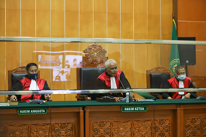 Suami Nirina Zubir, Ernest Fardiyan Syarif saat menghadiri sidang putusan kasus kasus mafia tanah di Pengadilan Negeri Jakarta Barat, Selasa (16/8/2022).