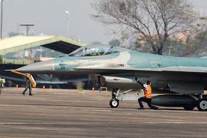 Pesawat tempur F-16 TNI AU saat take off untuk melakukan atraksi flypast dalam rangka memeriahkan HUT RI ke-77 di Halim Perdanakusuma, Jakarta.