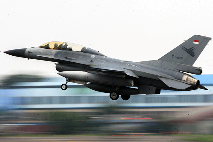 Pesawat tempur F-16 TNI AU saat take off untuk melakukan atraksi flypast dalam rangka memeriahkan HUT RI ke-77 di Halim Perdanakusuma, Jakarta.