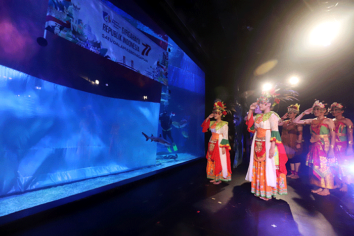 Penyelam melakukan prosesi pengibaran bendera raksasa di Jakarta Aquarium & Safari (JAQS), Jakarta, Rabu (17/8/2022).