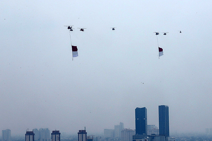 Sejumlah pesawat tempur F-16 TNI AU dan Helikopter gabungan milik TNI-Polri terbang melintas di atas Monas saat Upacara Peringatan Detik-Detik Proklamasi.