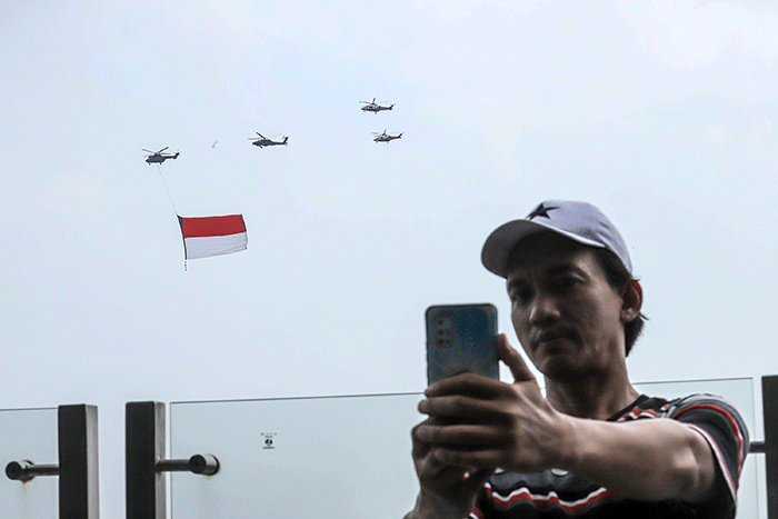 Sejumlah pesawat tempur F-16 TNI AU dan Helikopter gabungan milik TNI-Polri terbang melintas di atas Monas saat Upacara Peringatan Detik-Detik Proklamasi.