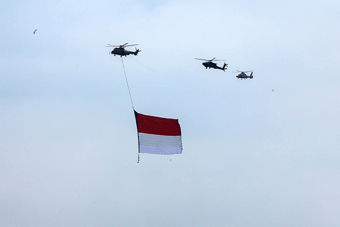 Sejumlah pesawat tempur F-16 TNI AU dan Helikopter gabungan milik TNI-Polri terbang melintas di atas Monas saat Upacara Peringatan Detik-Detik Proklamasi.
