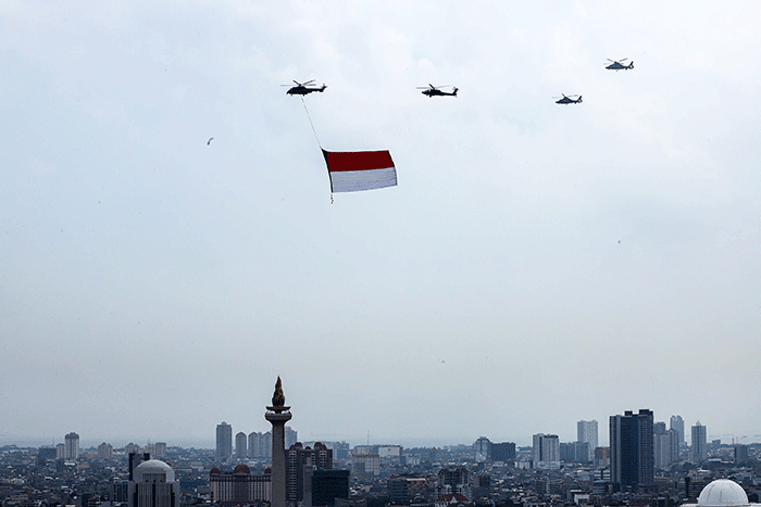 Sejumlah pesawat tempur F-16 TNI AU dan Helikopter gabungan milik TNI-Polri terbang melintas di atas Monas saat Upacara Peringatan Detik-Detik Proklamasi.