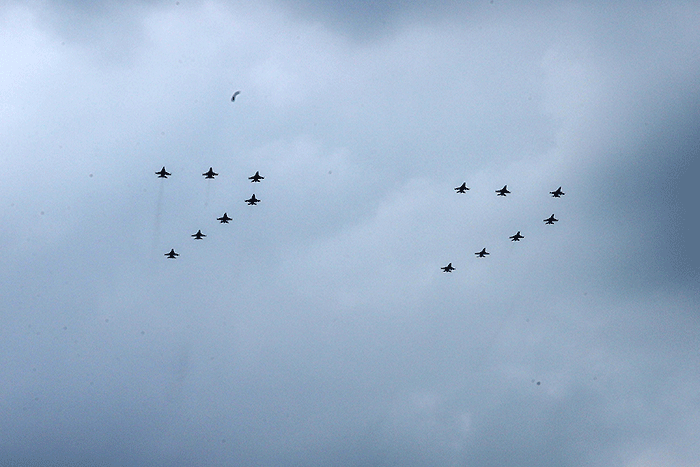 Sejumlah pesawat tempur F-16 TNI AU dan Helikopter gabungan milik TNI-Polri terbang melintas di atas Monas saat Upacara Peringatan Detik-Detik Proklamasi.