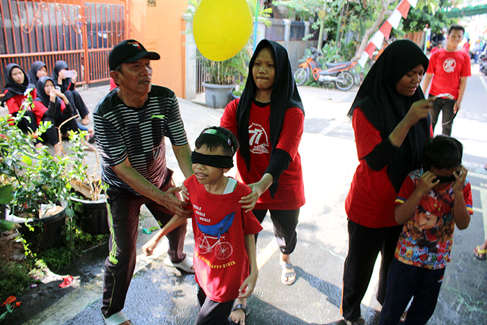 Memperingati HUT RI ke-77 warga menggelar jenis perlombaan untuk memeriahkan hari kemerdekaan di kawasan, Kemayoran, Jakarta, Rabu (17/8/2022).
