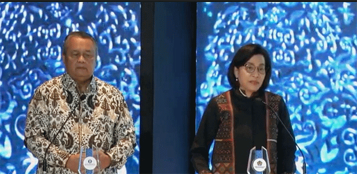 Menteri Keuangan Sri Mulyani (kanan) dan Gubernur BI Perry Warjiyo saat acara Pelucuran Uang Rupiah Kertas Tahun Emisi 2022, di Jakarta, Kamis (18/8/2022).