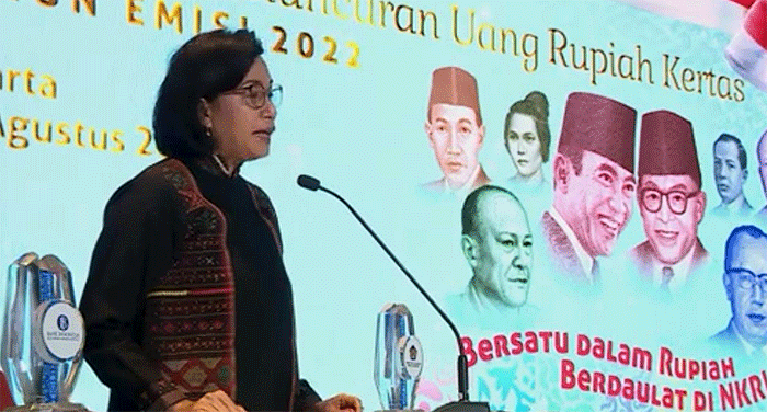 Menteri Keuangan Sri Mulyani (kanan) dan Gubernur BI Perry Warjiyo saat acara Pelucuran Uang Rupiah Kertas Tahun Emisi 2022, di Jakarta, Kamis (18/8/2022).