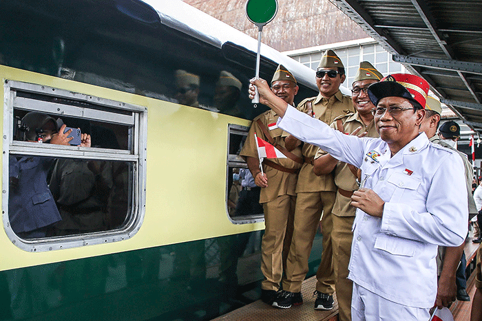 Kedatangan kereta Djoko Kendil dalam kegiatan Kereta Bersejarah Menyapa pengunjung di Stasiun Tanjung Priuk, Rabu (17/8/2022).