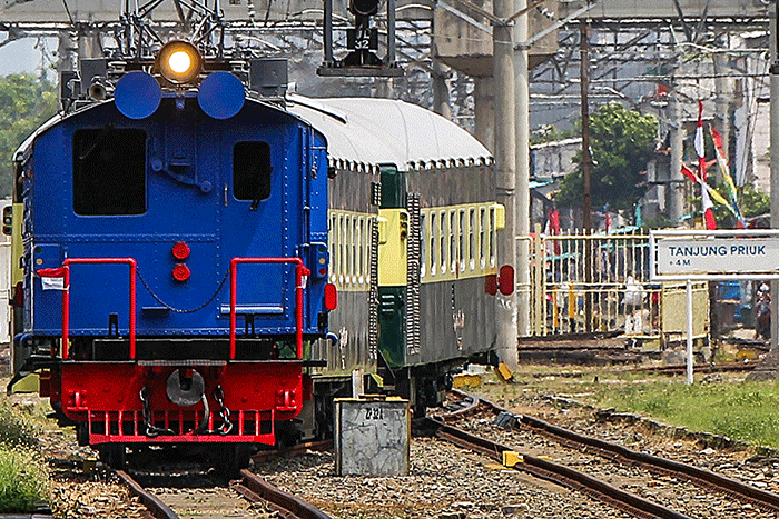 Kedatangan kereta Djoko Kendil dalam kegiatan Kereta Bersejarah Menyapa pengunjung di Stasiun Tanjung Priuk, Rabu (17/8/2022).