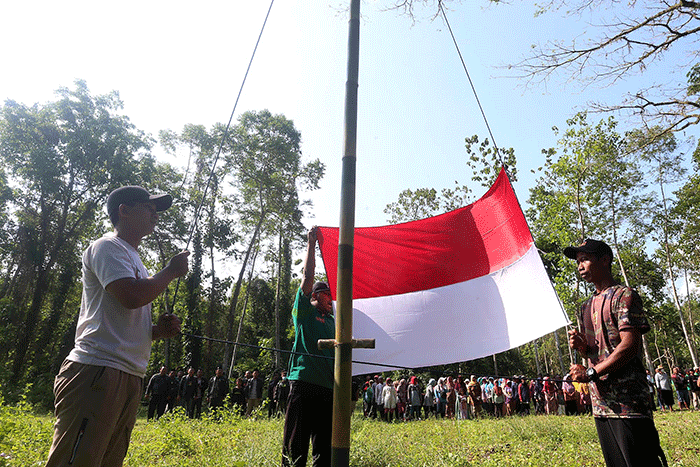 Masyarakat perkebunan bersama sejumla ormas mengikuti upacara HUT RI ke-77 di tengah perkebunan PTPN XII di Desa Pondok Rejo, Kecamatan Tempurejo.