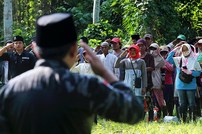 Masyarakat perkebunan bersama sejumla ormas mengikuti upacara HUT RI ke-77 di tengah perkebunan PTPN XII di Desa Pondok Rejo, Kecamatan Tempurejo.