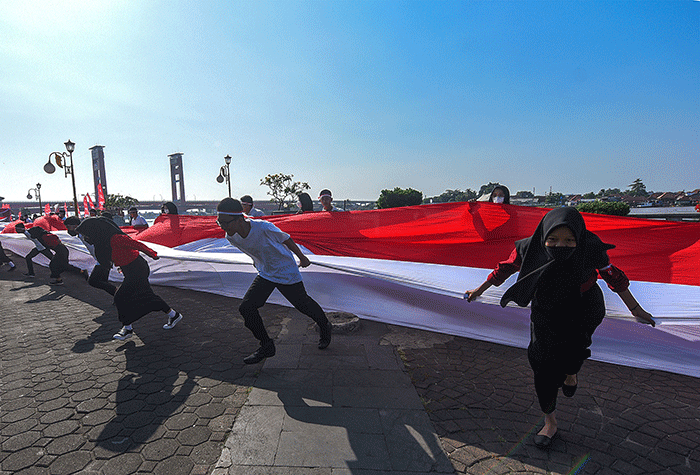 Bendera merah putih raksasa berukuran 3.000 meter persegi panjang dibentangkan usai upacara peringatan HUT ke-77 Kemerdekaan RI.