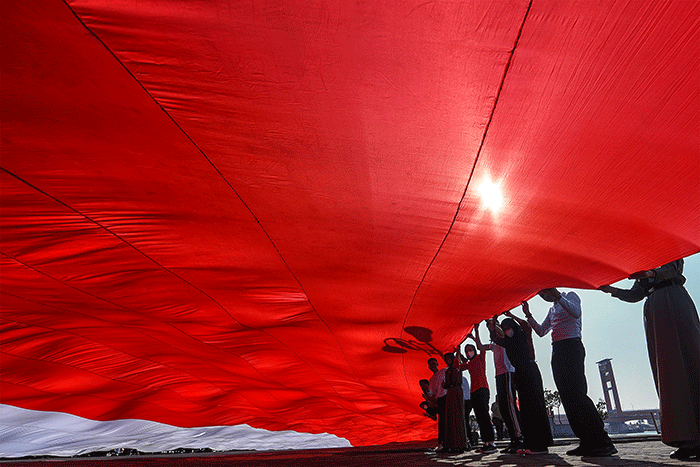 Bendera merah putih raksasa berukuran 3.000 meter persegi panjang dibentangkan usai upacara peringatan HUT ke-77 Kemerdekaan RI.