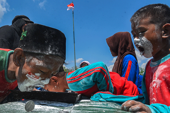 Warga Dusun IV Desa Saluran, Kecamatan Talang Kelapa, Kabupaten Banyuasin, Sumatera Selatan dengan semangat mengikuti berbagai lomba.