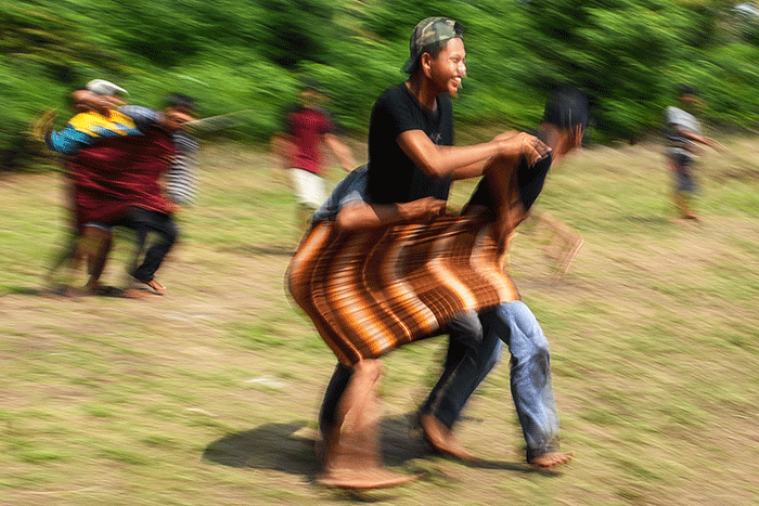 Warga Dusun IV Desa Saluran, Kecamatan Talang Kelapa, Kabupaten Banyuasin, Sumatera Selatan dengan semangat mengikuti berbagai lomba.