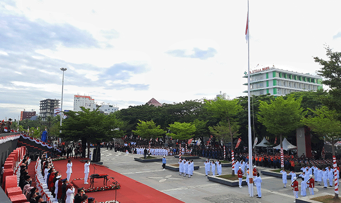 Suasana upacara peringatan Hari Kemerdekaan Republik Indonesia (RI) ke 77 Tahun di pelataran Bugis Makassar, Anjungan Pantai Losari, Makassar.