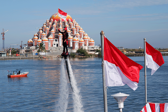 Suasana upacara peringatan Hari Kemerdekaan Republik Indonesia (RI) ke 77 Tahun di pelataran Bugis Makassar, Anjungan Pantai Losari, Makassar.