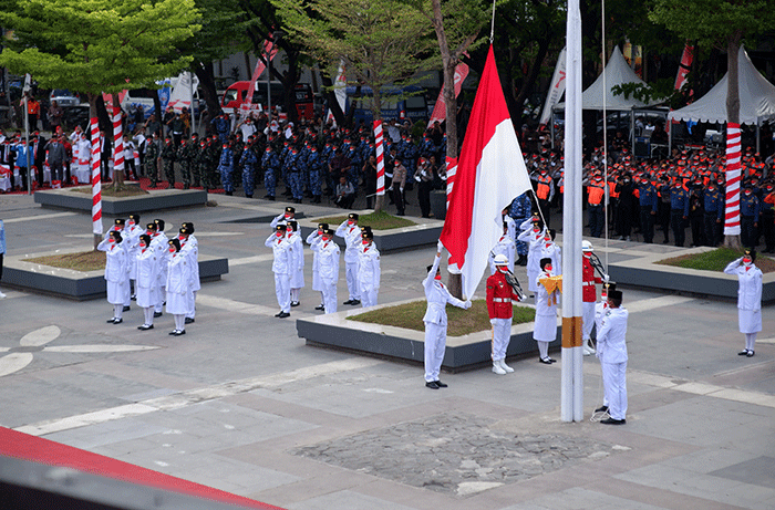 Suasana upacara peringatan Hari Kemerdekaan Republik Indonesia (RI) ke 77 Tahun di pelataran Bugis Makassar, Anjungan Pantai Losari, Makassar.