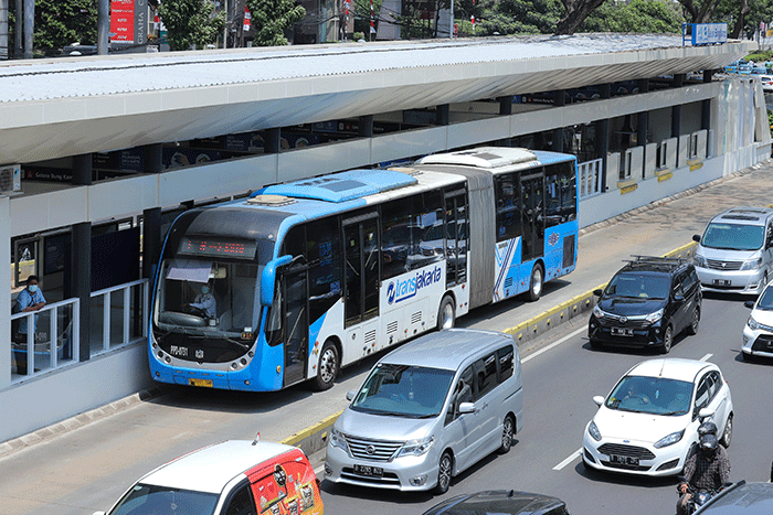 Penumpang menunggu kedatangan bus Transjakarta di Halte Gelora Bung Karno, Jakarta (GBK), Kamis (18/8/2022).