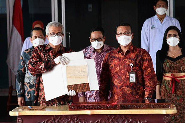 Sekretariat Presiden mengembalikan naskah asli teks proklamasi tulisan tangan sang proklamator Ir. Soekarno kepada Arsip Nasional Republik Indonesia (ANRI).