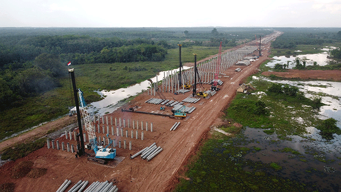 Pembangunan proyek Jalan Tol Kayu Agung-Palembang-Betung seksi 3 dan paket IV Seksi 3B di Sembawa, Banyuasin, Palembang, Sumatera Selatan, Kamis (18/8/2022).