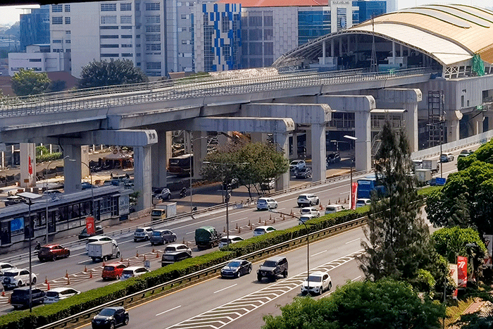 Kereta Lintas Rel Terpadu (LRT) Jabodebek tengah terparkir dekat stasiun LRT Cawang, Jumat (19/8/2022).