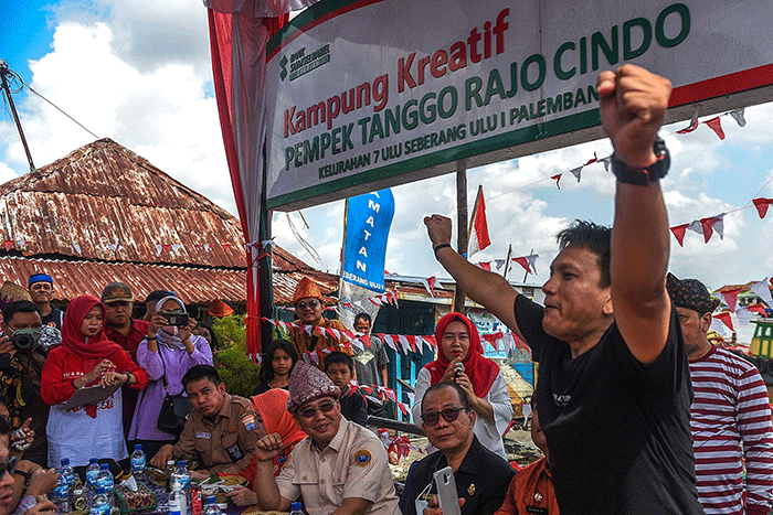 Peserta lomba makan pempek adu kuat dan cepat makan sebanyak 40 buah pempek berbagai jenis di Kampung Kreatif Pempek Tanggo Rajo Cindo.