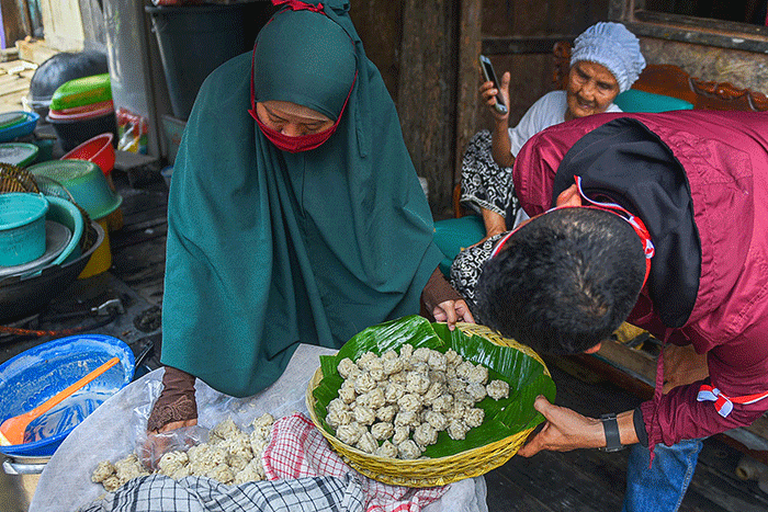 Peserta lomba makan pempek adu kuat dan cepat makan sebanyak 40 buah pempek berbagai jenis di Kampung Kreatif Pempek Tanggo Rajo Cindo.