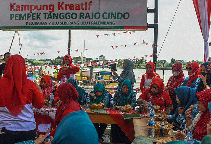 Peserta lomba makan pempek adu kuat dan cepat makan sebanyak 40 buah pempek berbagai jenis di Kampung Kreatif Pempek Tanggo Rajo Cindo.