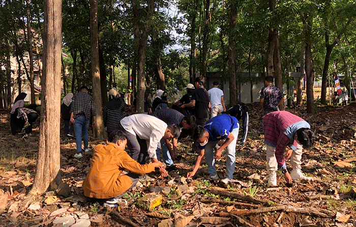 Mahasiswa baru Universitas Negeri Semarang membersihkan sampah plastik di lingkungan kampus dalam kegiatan Program Pengenalan Kehidupan Kampus Mahasiswa Baru.