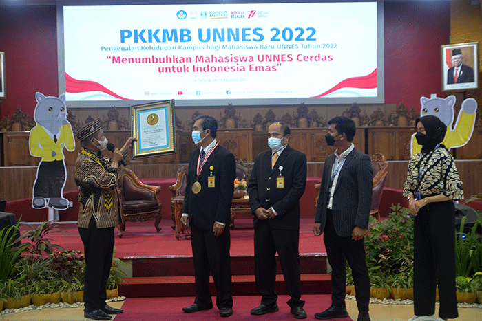 Mahasiswa baru Universitas Negeri Semarang membersihkan sampah plastik di lingkungan kampus dalam kegiatan Program Pengenalan Kehidupan Kampus Mahasiswa Baru.