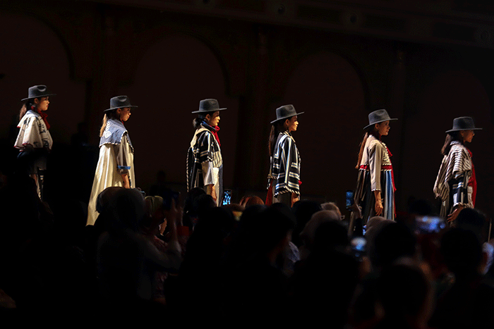 Sejumlah model yang mengenakan busana koleksi Sritex berjalan di cat walk saat peragaan busana sesi ketiga dalam acara Jogja Fashion Week 2022.