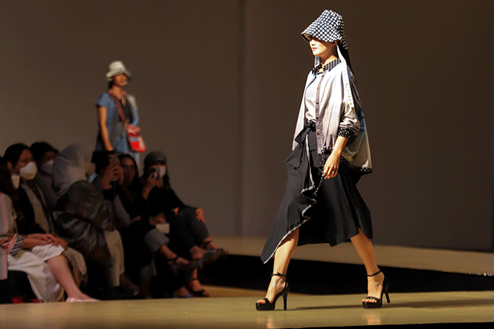 Sejumlah model yang mengenakan busana koleksi Sritex berjalan di cat walk saat peragaan busana sesi ketiga dalam acara Jogja Fashion Week 2022.