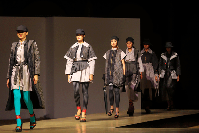 Sejumlah model yang mengenakan busana koleksi Sritex berjalan di cat walk saat peragaan busana sesi ketiga dalam acara Jogja Fashion Week 2022.