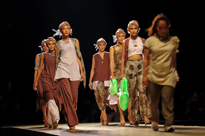 Sejumlah model yang mengenakan busana koleksi Sritex berjalan di cat walk saat peragaan busana sesi ketiga dalam acara Jogja Fashion Week 2022.