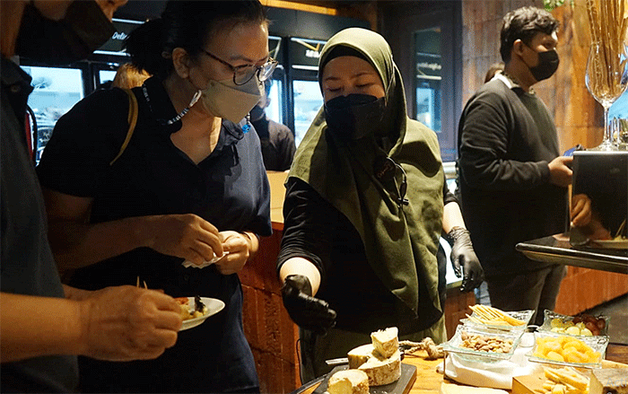 Direktur Utama PT Anugerah Pangan Lestari Hendra Amier memberikan paparan saat pembukaan gerai bernama Orbeez di Jakarta.