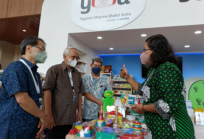 UMKM binaan YDBA, ABC Woodentoys di booth YDBA dalam Pameran Gaikindo Indonesia International Auto Show (GIIAS) yang digelar 11 – 21 Agustus 2022 di ICE BSD.