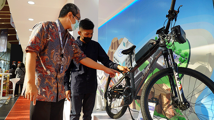 UMKM binaan YDBA, ABC Woodentoys di booth YDBA dalam Pameran Gaikindo Indonesia International Auto Show (GIIAS) yang digelar 11 – 21 Agustus 2022 di ICE BSD.