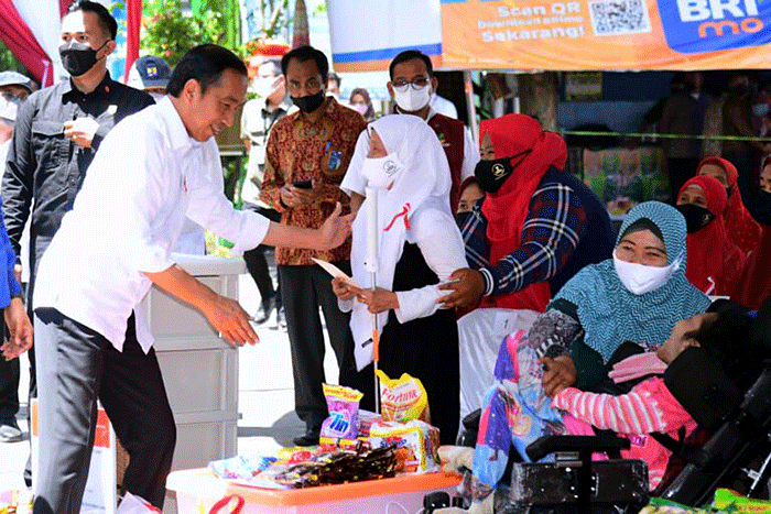 Presiden Joko Widodo dan Ibu Iriana Joko Widodo melanjutkan rangkaian kunjungan kerjanya di Provinsi Jawa Timur dengan mengunjungi Pasar Larangan.