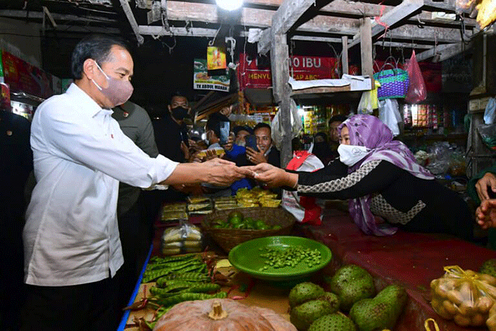Presiden Joko Widodo dan Ibu Iriana Joko Widodo melanjutkan rangkaian kunjungan kerjanya di Provinsi Jawa Timur dengan mengunjungi Pasar Larangan.