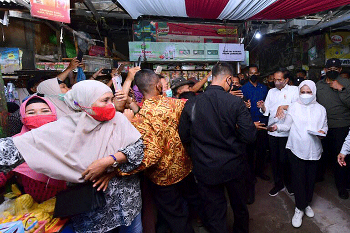 Presiden Joko Widodo dan Ibu Iriana Joko Widodo melanjutkan rangkaian kunjungan kerjanya di Provinsi Jawa Timur dengan mengunjungi Pasar Larangan.