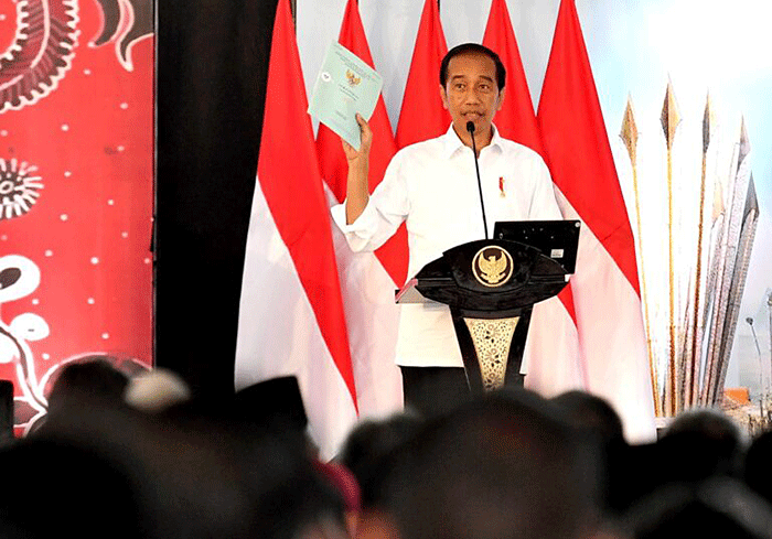Presiden Joko Widodo didampingi Ibu Iriana Joko Widodo menyerahkan sertifikat tanah untuk rakyat di Gelora Delta, Kabupaten Sidoarjo, Senin (22/8/2022).