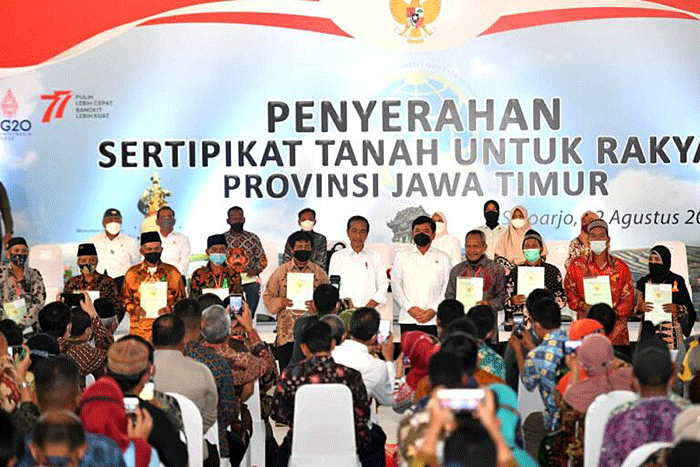 Presiden Joko Widodo didampingi Ibu Iriana Joko Widodo menyerahkan sertifikat tanah untuk rakyat di Gelora Delta, Kabupaten Sidoarjo, Senin (22/8/2022).
