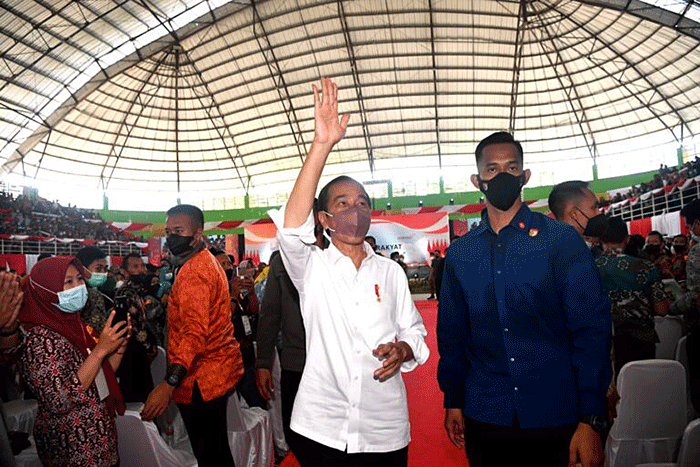 Presiden Joko Widodo didampingi Ibu Iriana Joko Widodo menyerahkan sertifikat tanah untuk rakyat di Gelora Delta, Kabupaten Sidoarjo, Senin (22/8/2022).