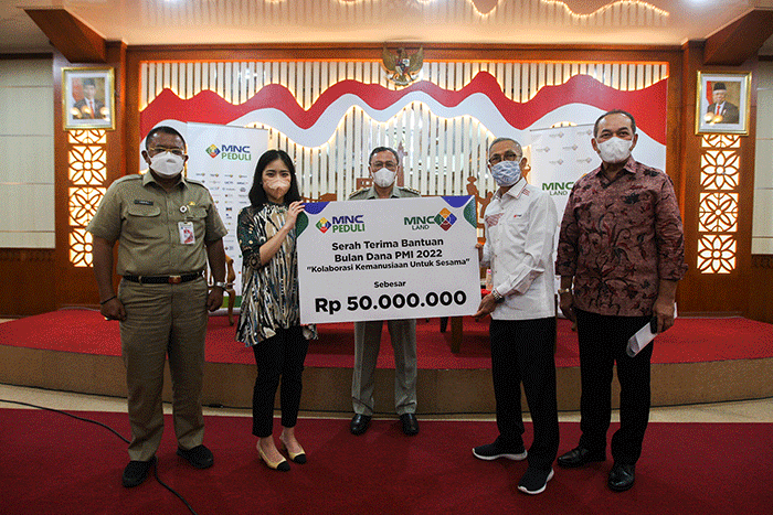 Serah terima bantuan dana bulanan PMI di Kantor Wali Kota Jakarta Pusat, Senin (22/8/2022).