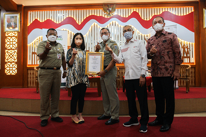 Serah terima bantuan dana bulanan PMI di Kantor Wali Kota Jakarta Pusat, Senin (22/8/2022).
